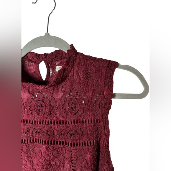 Hollister Burgundy Lace Sleeveless Mini Dress Mock Neck Keyhole Back Size 0 - Picture 2 of 10